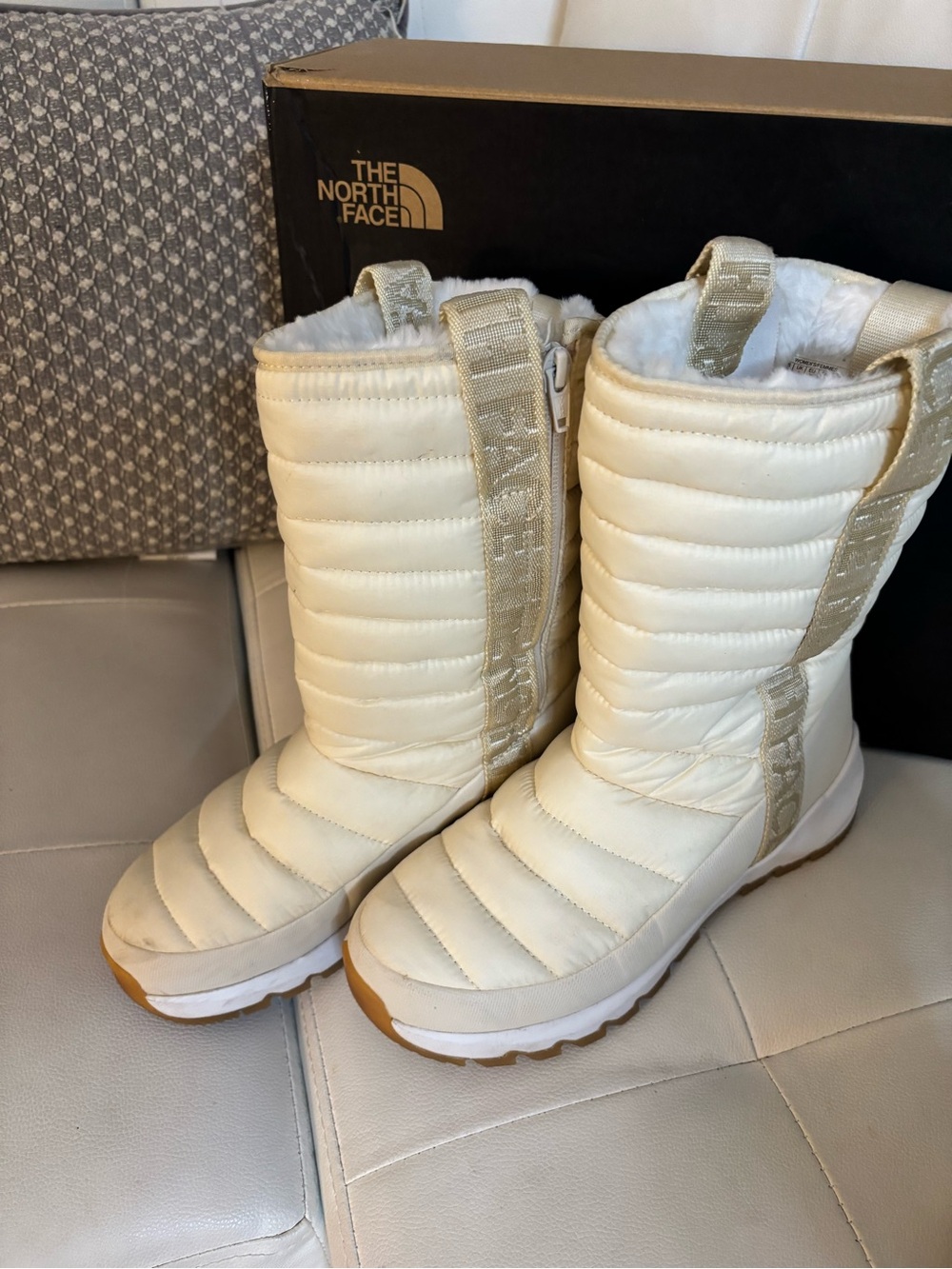 The North Face women’s Cream/White Quilted Insulated Snow Boots